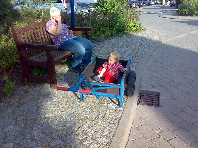 23072008078.jpg - Bollerwagen fahren. Die ganze Hotel-Anlage war autofrei, so musste das Gepäck mit Bollerwagen transportiert werden.