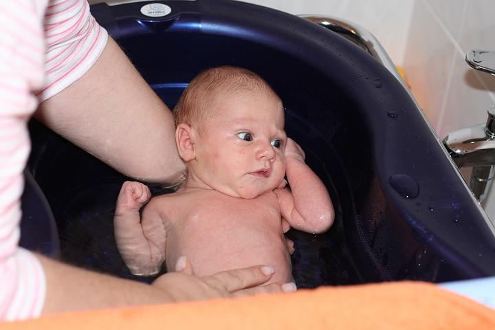 IMG_2526.JPG - Beim Baden. Das ist aber schon mein zweites. Beim ersten Baden hat Papa den Kamera vergessen.