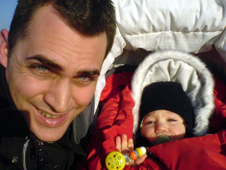 DSC00221e.JPG - Mit Papa spazieren. Man ist das kalt! Ich komme mir vor wie am Nordpol.