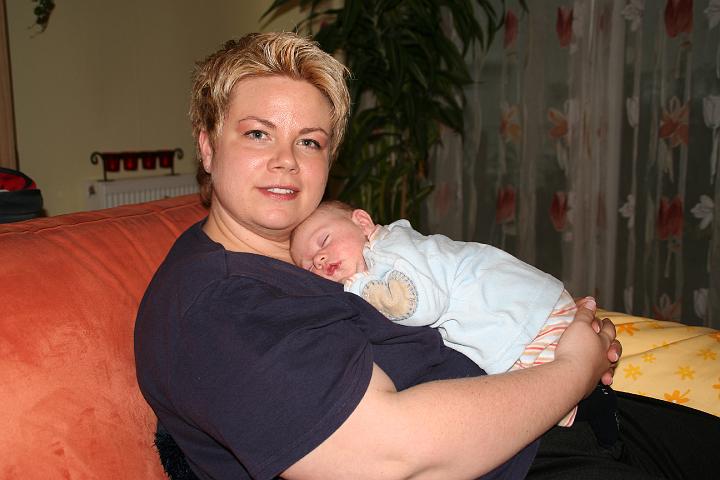 IMG_2697.JPG - Bei Mamma auf der Brust kann ich am besten schlafen.