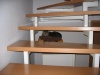 Kitty unter der Treppe